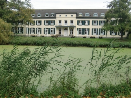 Kleve : Ortsteil Donsbrüggen, Gnadenthal, Schloss Gnadenthal, Blick zum Herrenhaus über den Spiegelteich